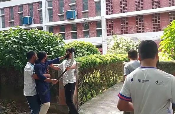 রাজশাহী বিশ্ববিদ্যালয়ে তিন শিক্ষার্থীকে দফায় দফায় পেটালেন সালাহউদ্দিন আম্মারসহ শিবির নেতারা (ভিডিও)